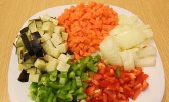 Làm thế nào để nấu couscous ngon? Đầu tiên, chúng ta hãy chuẩn bị rau. Cắt cà tím, ớt, cà rốt và hành tây thành khối nhỏ.