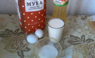 Les creps exuberants amb llet agra són molt fàcils de preparar. Preparem els ingredients necessaris segons la llista.