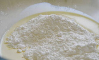 Hur gör man tiramisu utan ägg hemma? Kyl skålen för att kombinera produkterna i förväg. Häll sedan kall grädde i den. Vispa dem med en mixer, tillsätt strösocker i portioner.