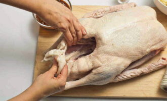 Hoe bak je heerlijk een gans met aardappelen in de oven? Spoel het karkas eerst grondig af onder stromend water, breng het vervolgens over in een grote bak of gootsteen, vul het met koud water en laat het drie uur weken. Vervolgens halen we de vogel eruit, drogen hem af met keukenpapier en wrijven hem in met zout. Hoe bak je heerlijk een gans met aardappelen in de oven? Spoel het karkas eerst grondig af onder stromend water, breng het vervolgens over in een grote bak of gootsteen, vul het met koud water en laat het drie uur weken. Vervolgens halen we de vogel eruit, drogen hem af met keukenpapier en wrijven hem in met zout.