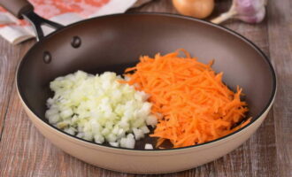 Hoe gehalveerde gevulde paprika's in de oven koken? Laten we beginnen met het verwerken van uien en wortels. We verwijderen de schil van de uienkoppen en proberen deze zo fijn mogelijk te hakken. Snijd de bovenste laag wortels af en snij het uiteinde af waaraan de stengel vastzit. We wassen de wortels zeer grondig onder stromend water, zodat er geen vuil achterblijft. Rasp op een grove rasp. Hoe gehalveerde gevulde paprika's in de oven koken? Laten we beginnen met het verwerken van uien en wortels. We verwijderen de schil van de uienkoppen en proberen deze zo fijn mogelijk te hakken. Snijd de bovenste laag wortels af en snij het uiteinde af waaraan de stengel vastzit. We wassen de wortels zeer grondig onder stromend water, zodat er geen vuil achterblijft. Rasp op een grove rasp.
