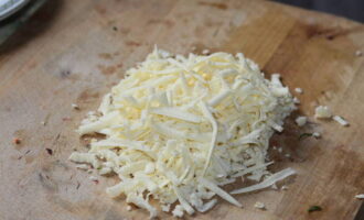 Per cuinar khachapuri mandrós amb formatge en una paella, heu de triar formatges salats. Per tant, primer, ratlleu la quantitat necessària de formatge en un ratllador fi. Per cuinar khachapuri mandrós amb formatge en una paella, heu de triar formatges salats. Per tant, primer, ratlleu la quantitat necessària de formatge en un ratllador fi.