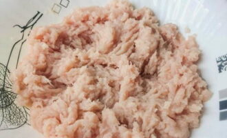 Tenderele de pui sunt foarte ușor de preparat. Măcinați puiul într-o mașină de tocat carne.