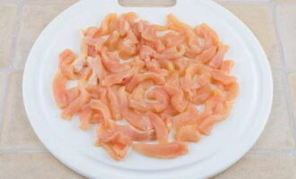 Hoe woknoedels thuis koken? Laten we eerst de hoofdingrediënten hakken. Snij de kipfilet, wortelen en paprika in dunne reepjes. Snij de ui.