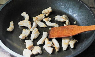 Hoe kook je thuis woknoedels met kip en groenten? Snijd de kipfilet in kleine stukjes en bak deze in olie goudbruin. Hoe kook je thuis woknoedels met kip en groenten? Snijd de kipfilet in kleine stukjes en bak deze in olie goudbruin.