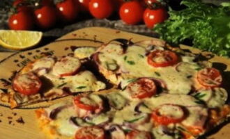 La pizza ràpida de lavash està preparada. Talla i prova!