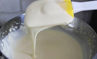 Rör ständigt om blandningen med en silikonspatel, ta med krämen tills den tjocknar, vilket vanligtvis tar 10 till 15 minuter.