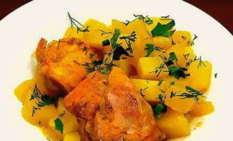 Leg de aardappelen en het vlees op borden en serveer. Eet smakelijk!