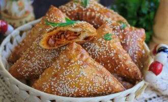 Poseu la safata amb els pastissos al forn. Coure els trossos durant 20 minuts. Quan els preparats estiguin daurats, apagueu el forn i traieu la safata per al forn. Col·loqueu els pastissos en un plat fons i deixeu-los refredar abans de servir.