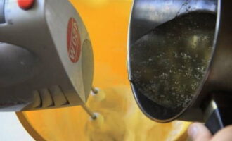 Ibuhos ang natapos na syrup sa mga puti sa isang manipis na stream. Sa oras na ito, talunin ang masa gamit ang isang blender.