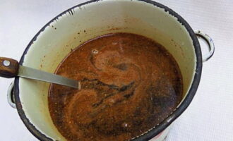 Häll det avsvalnade vattnet från grytan i pannan. Tillsätt salt, socker, vinäger, sojasås och mald paprika. Blanda noggrant.