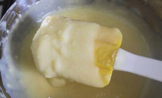 I det ögonblick när massans konsistens liknar semolina, ta bort från värmen.