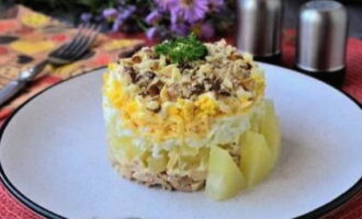 Pune salata la frigider pentru 15 minute, apoi servește-o la masă.