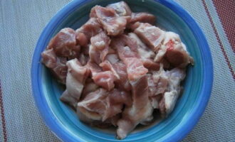 Com cuinar una deliciosa carn de porc estofada? Rentar la carn i tallar-la a trossos petits. Peleu les cebes i les pastanagues i piqueu-les finament. 