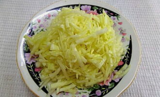 Finhacka vitkålen. Salta den, knåda den med händerna tills saften kommer ut och ställ den i kylen.