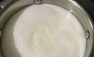 วิธีเตรียมโจ๊กนมข้าวโอ๊ตรีดด้วยสัดส่วนนมและซีเรียลที่ถูกต้อง? เทนมลงในกระทะแล้วตั้งไฟ