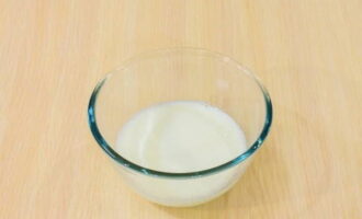 Com fer pastís amb peix amb massa de llevat? Afegiu el sucre a la llet calenta, remeneu-ho i, a continuació, afegiu-hi el llevat.