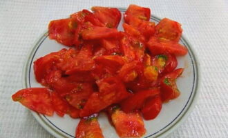 Vi skär tomaterna i små bitar. Vi lägger den i kylen.