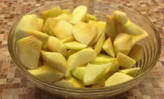 Crumble-ul clasic de mere după rețeta engleză este foarte ușor de preparat. Merele se curata de coaja, se taie felii si se stropesc cu zeama de lamaie pentru a nu se innegri.