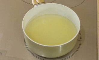 Preparem la impregnació. En una cassola, combineu l'aigua amb el sucre.