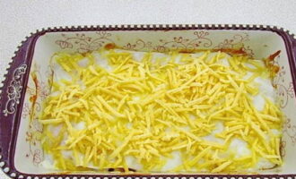 Bak het gerecht gedurende 30 minuten op 180 graden. Bestrooi het werkstuk daarna met kaas en plaats het opnieuw in de oven.