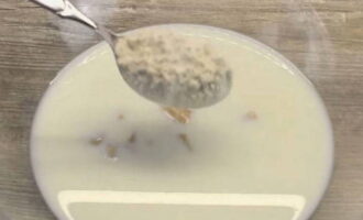 Hoe maak je een klassieke vistaart met gistdeeg in de oven? Giet warme melk in een kom, los de gist erin op, voeg een theelepel suiker en dezelfde hoeveelheid bloem toe. Meng de ingrediënten goed en laat 15 minuten staan. Hoe maak je een klassieke vistaart met gistdeeg in de oven? Giet warme melk in een kom, los de gist erin op, voeg een theelepel suiker en dezelfde hoeveelheid bloem toe. Meng de ingrediënten goed en laat 15 minuten staan.
