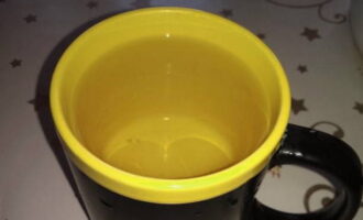 Nagsisimula kaming masahin ang workpiece at unti-unting ibuhos sa mainit na tubig.