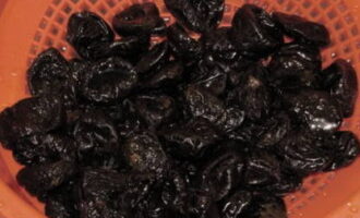 Rentar les prunes seques amb aigua tèbia i abocar-hi aigua bullint durant uns minuts. Rentem les pomes, les pelem i les tallem a trossos.