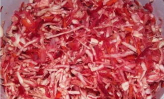 Ilipat ang ginutay-gutay na repolyo sa isang malalim na lalagyan, iwisik ito ng asin, butil na asukal at masahin ang lahat ng mabuti gamit ang iyong mga kamay upang lumabas ang katas mula sa repolyo. Ilipat ang ginutay-gutay na repolyo sa isang malalim na lalagyan, iwisik ito ng asin, butil na asukal at masahin ang lahat ng mabuti gamit ang iyong mga kamay upang lumabas ang katas mula sa repolyo.
