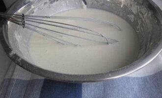 Chúng tôi ngâm bột đã rây ở đây. Chúng tôi dập tắt soda bằng một thìa giấm táo. Thêm vào bột mì. Đánh đều các nguyên liệu cho đến khi tất cả các cục bị vỡ. 