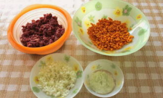 Comencem pel farcit. Talleu la carbassa a daus petits i descongeleu la carn picada amb antelació. Tritureu una ceba a la batedora i l'altra amb un ganivet.