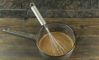 Fyll ingredienserna med varmt vatten och ställ preparatet på spisen. Koka och rör om för att bryta upp alla klumpar.
