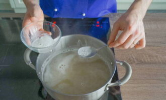 Giet water in een diepe pan, zet het op het vuur en breng aan de kook. Voeg vervolgens de spliterwten toe, breng opnieuw aan de kook en voeg de gesneden aardappelen toe.