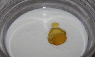 Laten we nu de test doen. Giet kefir in een kom met een diepe bodem (je kunt het ingrediënt vervangen door melk of yoghurt). Klop één ei door de kefir. Voeg wat zout naar smaak toe en klop lichtjes met een vork tot de ingrediënten gemengd zijn.