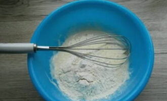 Batre els ingredients i afegir la farina. Batre els ingredients i afegir la farina.