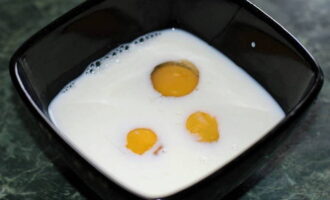 Bateu 3 ous en un bol fond i ompliu-los de llet. Amaniu els ingredients amb sal, sucre i vainilla. 