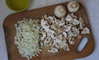 Piqueu ben petits els xampinyons i les cebes pelades. Piqueu ben petits els xampinyons i les cebes pelades.