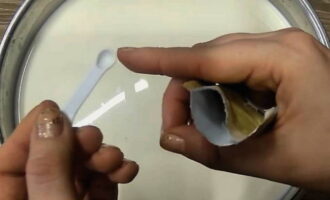 Tắt bếp và đổ khởi động vào chảo. Khuấy và đợi vài phút để bột khởi đầu bão hòa với sữa. Để hỗn hợp trong 30 phút.