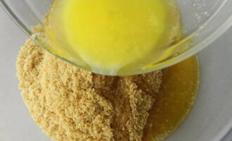 Đun chảy bơ và đổ vào bánh quy. Trộn các thành phần cho đến khi mịn. 