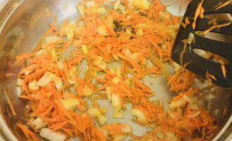 Escalfeu una paella amb oli vegetal. Submergem aquí les verdures preparades i les sofregim un parell de minuts.