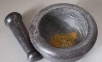 Giet kruiden in een koffiemolen of vijzel: koriander, peper, paprika en maal tot gekruid.