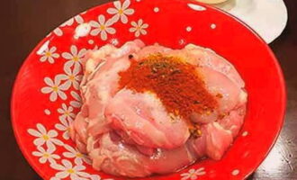 Bestrooi de dijen rijkelijk met gemalen peper, paprikapoeder, kruiden en zout. Wrijf de kruiden in het vruchtvlees en laat een half uur staan ​​om te laten weken.
