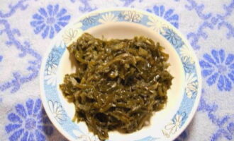 Alisan ng tubig ang labis na likido mula sa damong-dagat. Ilagay ang sangkap mismo sa isang angkop na plato.