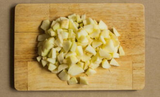 We wassen ook de appels, schillen ze, snijden het klokhuis eruit en snijden ze in blokjes die iets groter zijn dan de selderij. Indien gewenst kan alles in dunne reepjes worden gesneden.