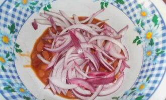 Balatan ang pulang sibuyas at gupitin ito sa malalaking piraso.Ilipat ang sangkap sa beans.