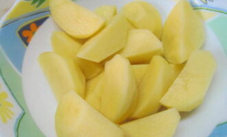 Schil de aardappelen, was ze grondig en snijd ze in vier delen. Schil de aardappelen, was ze grondig en snijd ze in vier delen.