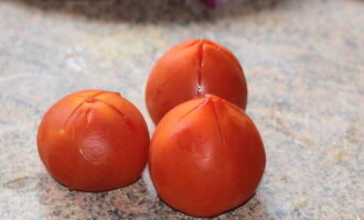 Het vereiste aantal tomaten - 3 stuks - moet van de schil worden verwijderd. Om dit te doen, snijdt u de bovenkant van elke tomaat af (de snede moet de vorm van een kruis hebben) en plaatst u deze in een diepe bak. Giet water in een waterkoker of pan en breng aan de kook. Giet vervolgens kokend water over de tomaten. Verander het warme water na 2 minuten in koud water. Nu kan de huid gemakkelijk worden verwijderd. Snij de tomatenpulp in blokjes. Het vereiste aantal tomaten - 3 stuks - moet van de schil worden verwijderd. Om dit te doen, snijdt u de bovenkant van elke tomaat af (de snede moet de vorm van een kruis hebben) en plaatst u deze in een diepe bak. Giet water in een waterkoker of pan en breng aan de kook. Giet vervolgens kokend water over de tomaten. Verander het warme water na 2 minuten in koud water. Nu kan de huid gemakkelijk worden verwijderd. Snij de tomatenpulp in blokjes.