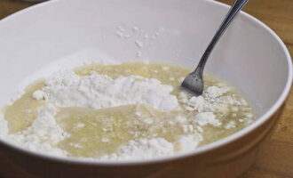 La quantitat necessària de farina s'ha de tamisar diverses vegades per endavant per saturar-la d'oxigen. Aboqueu la farina a l'aigua amb sal i comenceu a pastar la massa, primer amb una forquilla i després amb les mans. La massa ha d'enrotllar-se en una bola, tornar-se elàstica i suau. Embolicar la massa amb paper film i deixar-la reposar 30 minuts.