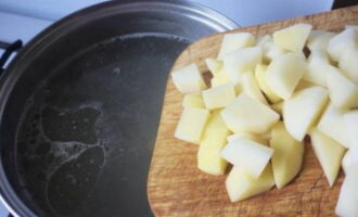 Ta bort fågeln från den färdiga buljongen och låt den svalna.Hit skickar vi även kuber av skalad potatis.