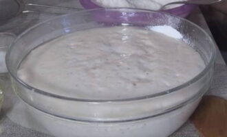 Cerneți de câteva ori cantitatea necesară de făină. Adăugați sare și zahăr în apa cu drojdie. Apoi, adăugați un pahar de făină și amestecați conținutul vasului. Lăsați aluatul timp de 30 de minute într-un loc cald, astfel încât să crească.